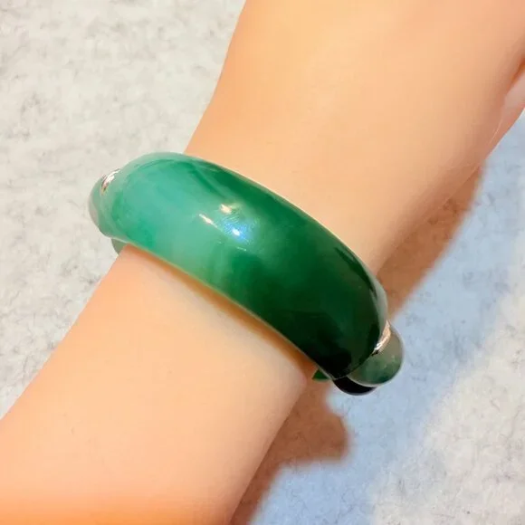 Emerald Presence Bracelet – Bold Green Statement Bangle with Natural Stone Beads - Picture 4 of 6